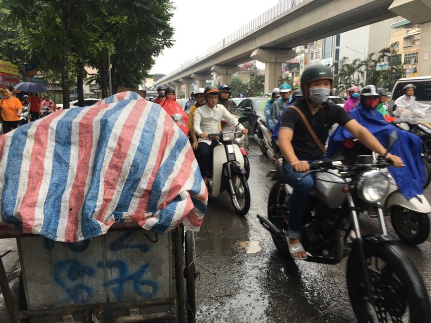 Ha Noi: Nhieu tuyen duong “nghet tho” trong mua - Hinh anh 7